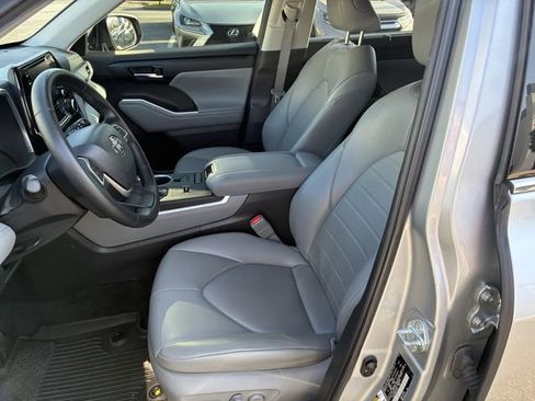 Used 2022 Toyota Highlander XLE FWD image 11