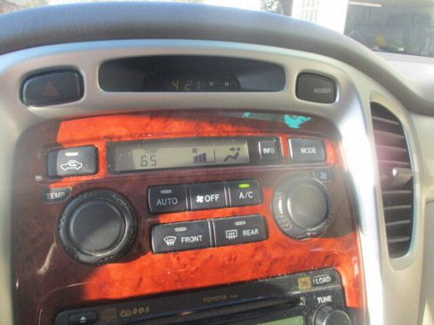 Used 2005 Toyota Highlander 4WD V6 w/ 3rd Row image 31