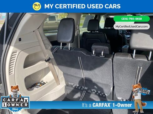 Used 2024 Chrysler Pacifica Touring-L FWD image 9