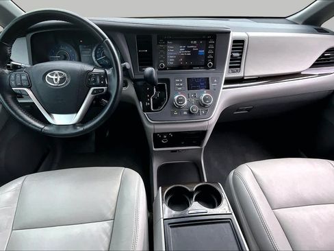 Used 2020 Toyota Sienna XLE Premium FWD image 14