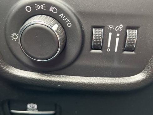 Certified 2023 Jeep Grand Cherokee Altitude image 21