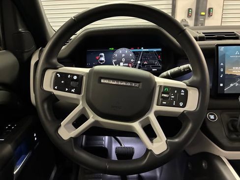 Used 2025 Land Rover Defender 110 X-Dynamic SE AWD/4WD image 14
