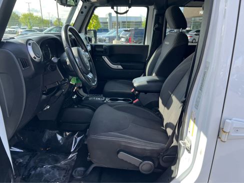 Used 2016 Jeep Wrangler Unlimited Sahara w/ Connectivity Group image 27