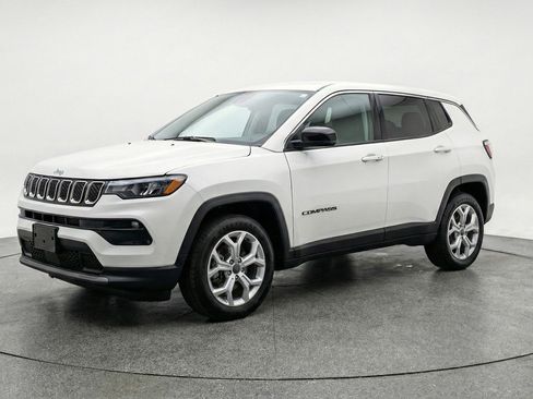 Used 2025 Jeep Compass Latitude image 3