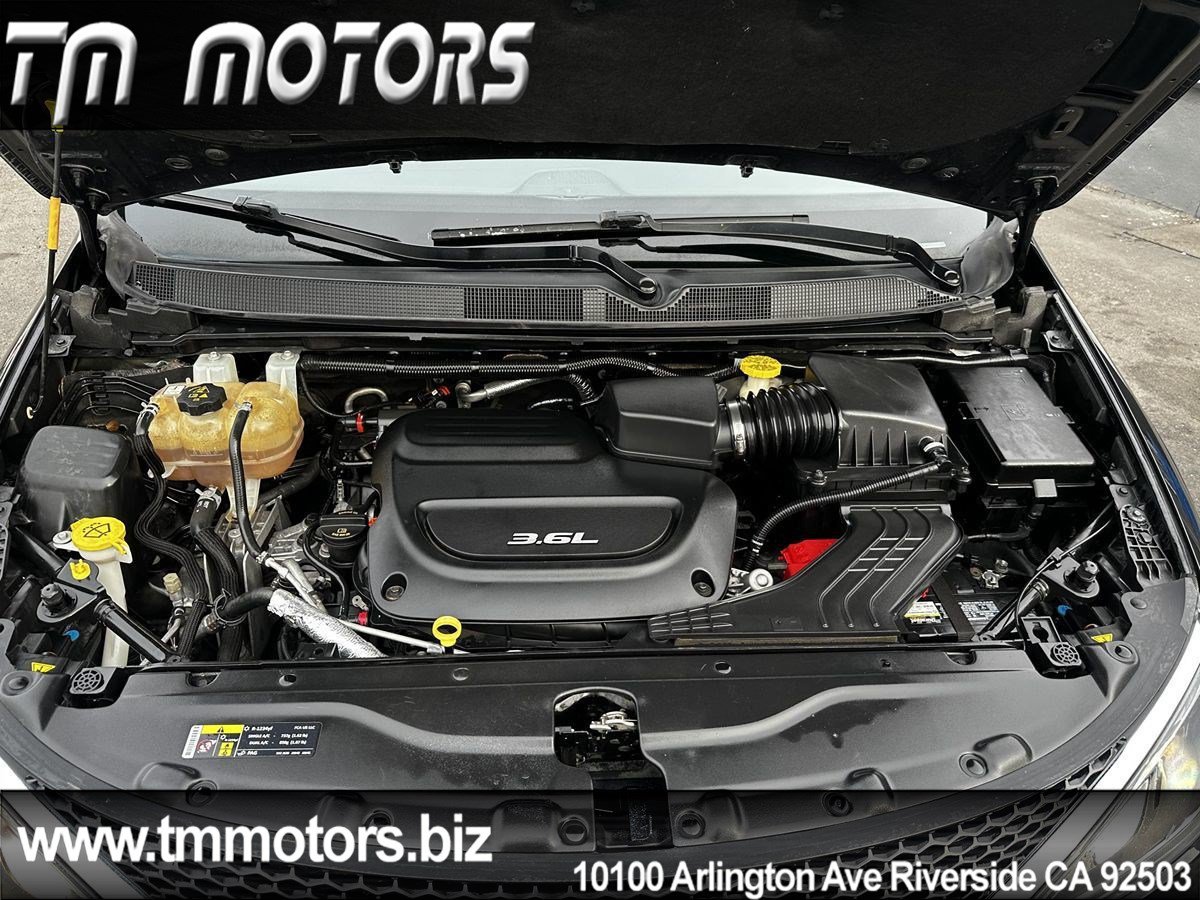 Used 2017 Chrysler Pacifica Limited w/ UConnect Theater Package FWD image 25