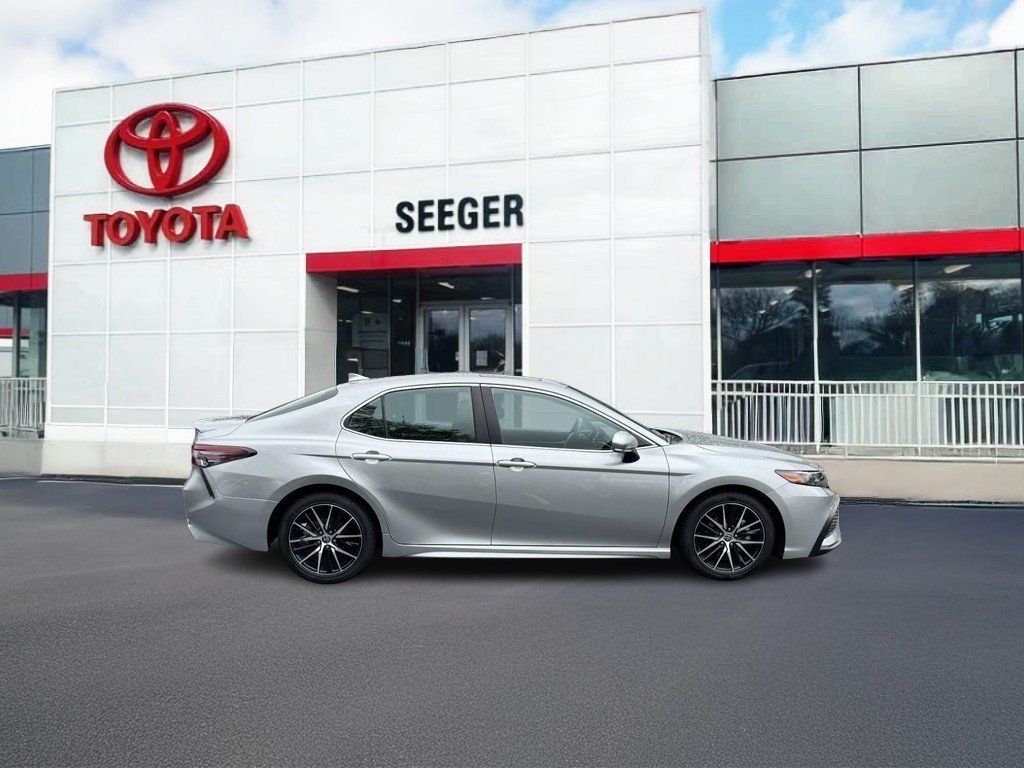 Used 2022 Toyota Camry SE w/ Cold Weather Package FWD image 2