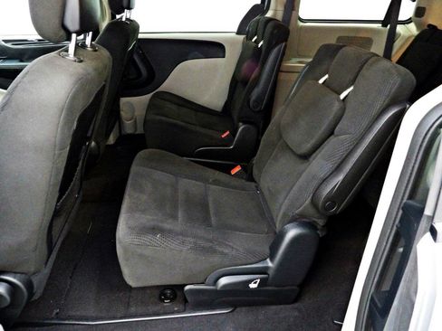 Used 2016 Dodge Grand Caravan SE FWD image 9