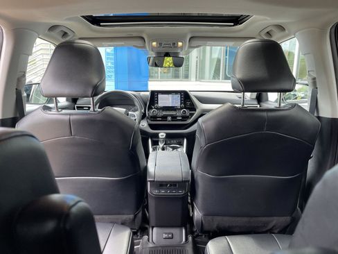 Used 2022 Toyota Highlander XLE AWD/4WD image 42