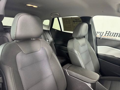 Used 2025 Chevrolet Trax LT FWD image 46