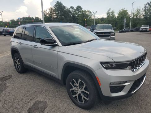 Used 2025 Jeep Grand Cherokee Limited AWD/4WD image 5