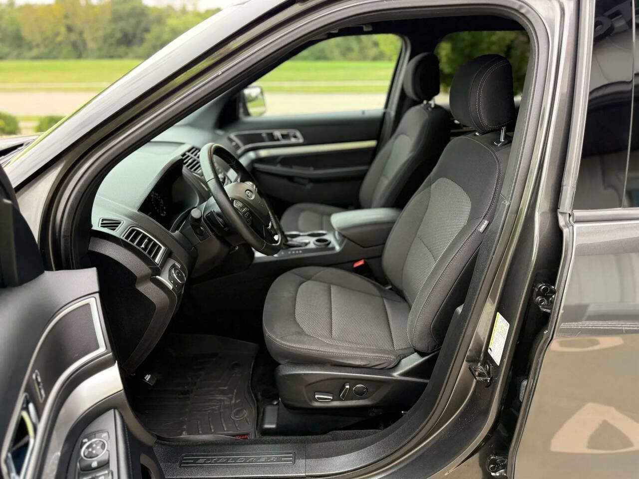 Used 2017 Ford Explorer XLT FWD image 10