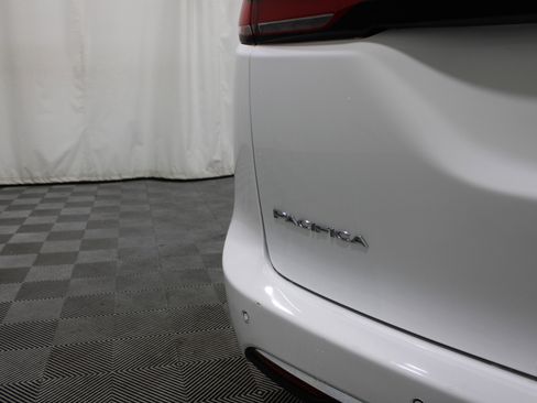 Used 2024 Chrysler Pacifica Touring-L FWD image 28