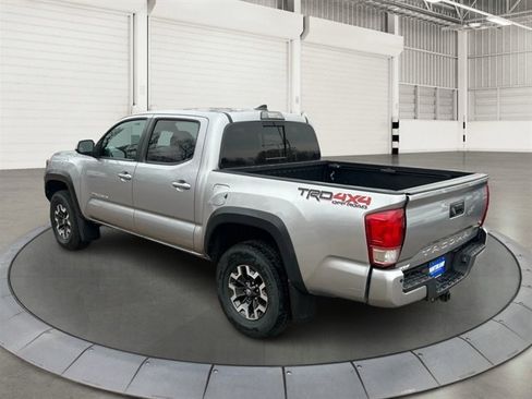Used 2019 Toyota Tacoma TRD Off-Road w/ Technology Package AWD/4WD image 2