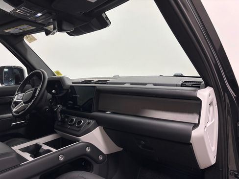 Used 2025 Land Rover Defender 110 X-Dynamic SE AWD/4WD image 29