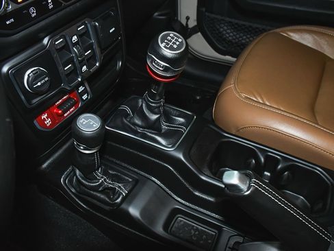 Used 2020 Jeep Gladiator Rubicon w/ Dual Top Group AWD/4WD image 33