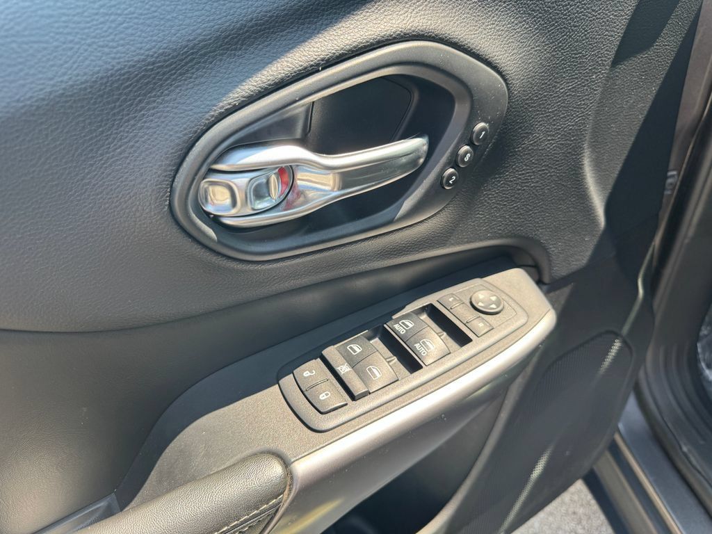 Used 2019 Jeep Cherokee Limited w/ Trailer Tow Group AWD/4WD image 17