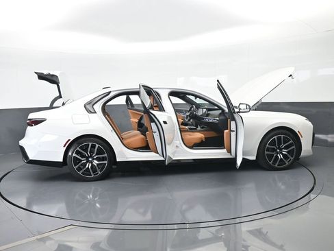 Used 2025 BMW 740i xDrive image 73