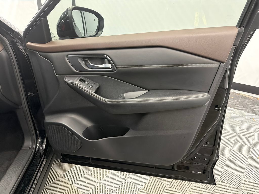 Used 2023 Nissan Rogue SV w/ SV Premium B Package FWD image 15