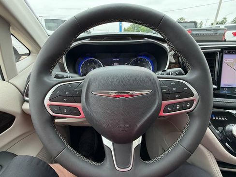 Used 2024 Chrysler Pacifica Limited FWD image 29