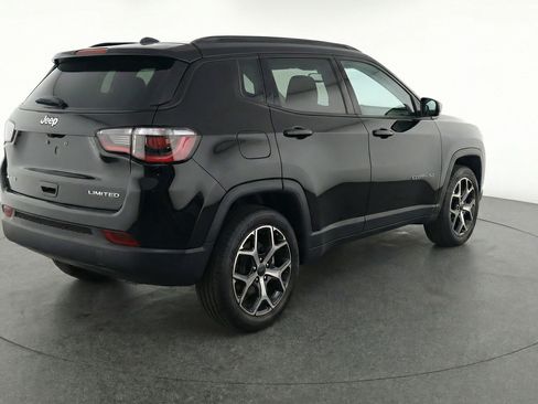 Used 2025 Jeep Compass Latitude AWD/4WD image 9