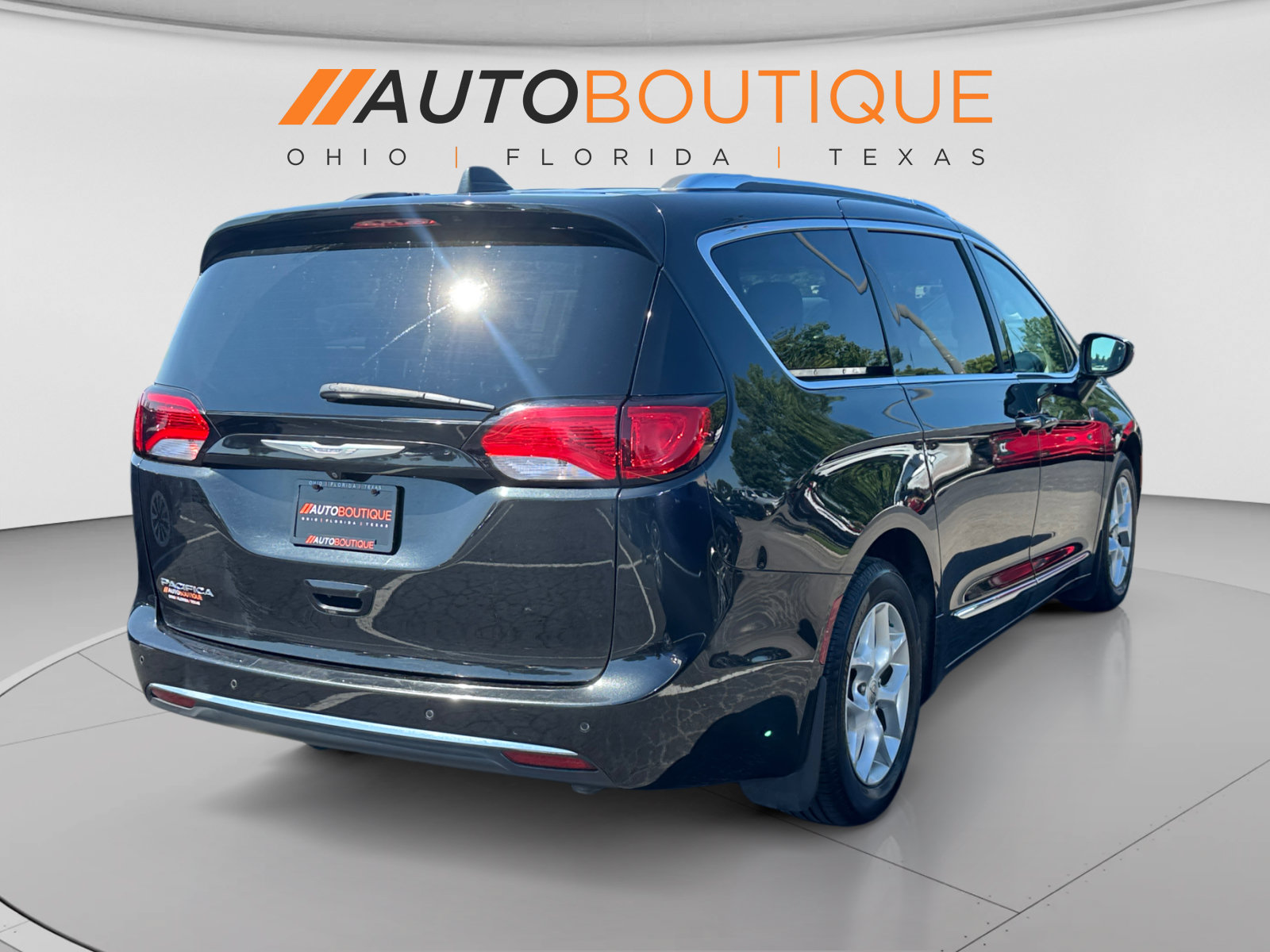 Used 2017 Chrysler Pacifica Touring-L Plus w/ Tire & Wheel Group FWD image 5