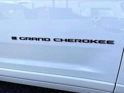 Used 2025 Jeep Grand Cherokee Summit w/ Obsidian Package image 9