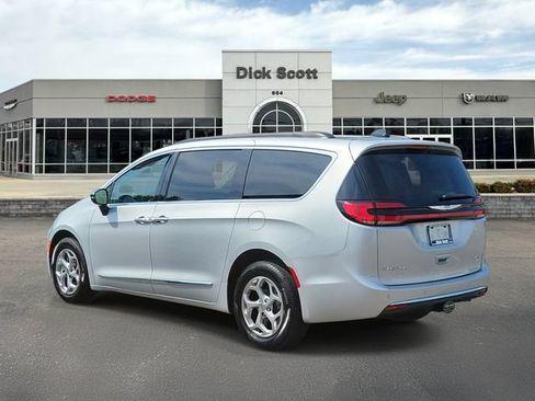 Used 2023 Chrysler Pacifica Limited w/ Trailer Tow Group AWD/4WD image 3