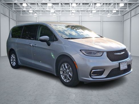 Used 2023 Chrysler Pacifica Touring-L FWD image 3