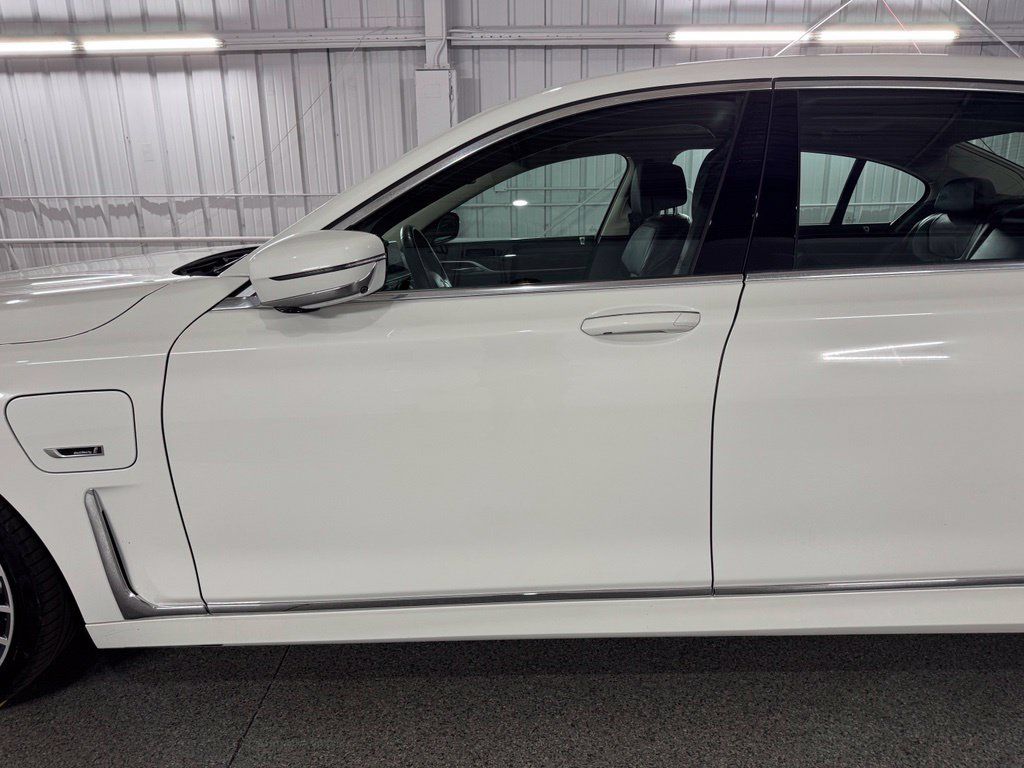 Used 2022 BMW 745e xDrive AWD/4WD image 17