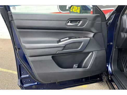 Used 2025 Nissan Pathfinder SL AWD/4WD image 19