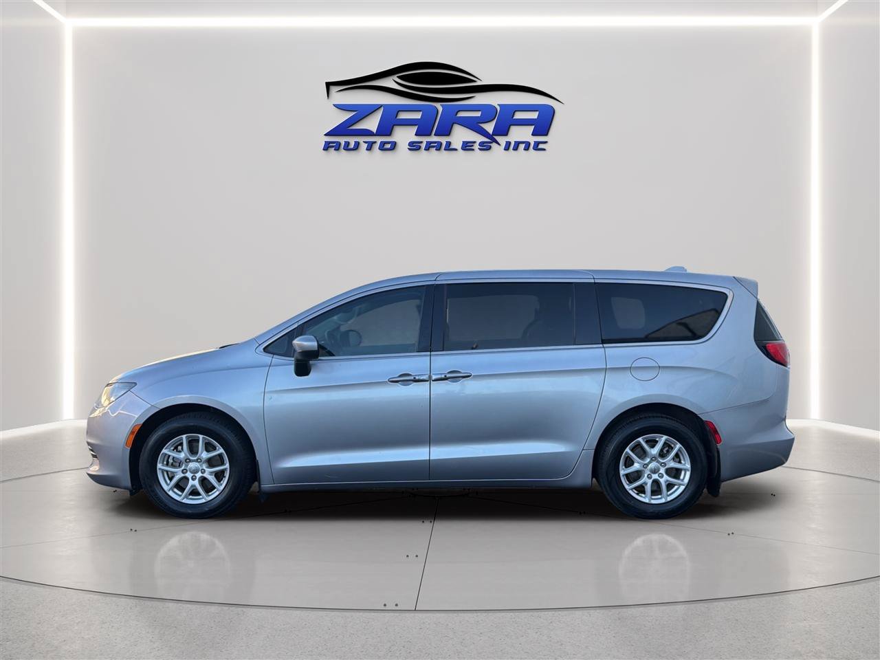 Used 2017 Chrysler Pacifica Touring FWD image 4