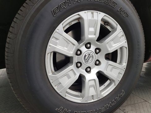 Used 2019 Nissan Titan SV w/ SV Convenience Package image 31