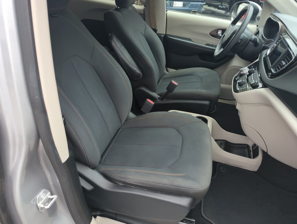 Used 2018 Chrysler Pacifica L FWD image 33