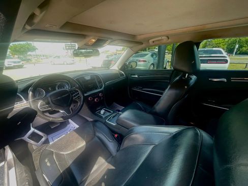 Used 2019 Chrysler 300 Limited AWD/4WD image 6