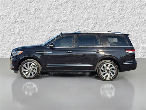Used 2024 Lincoln Navigator Reserve image 6