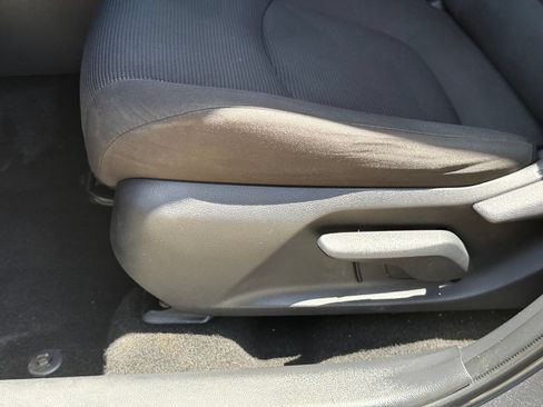 Used 2019 Toyota RAV4 LE FWD image 8