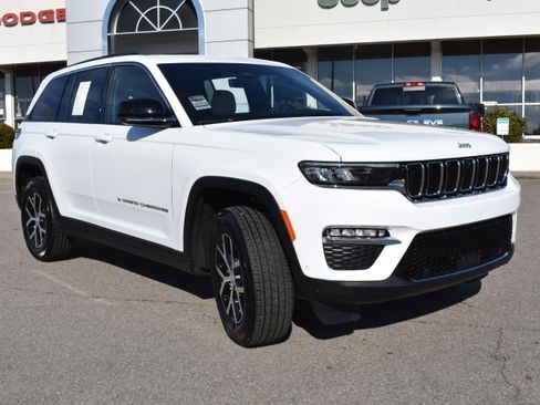 Used 2025 Jeep Grand Cherokee Limited w/ Luxury Tech Group II image 3