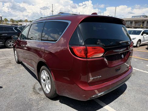 Used 2017 Chrysler Pacifica Touring-L Plus w/ Advanced Safetytec Group FWD image 4