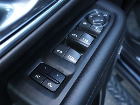 Used 2022 Chevrolet Tahoe Z71 w/ Luxury Package AWD/4WD image 8
