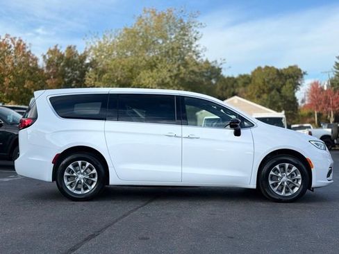 New 2026 Chrysler Pacifica Select image 7