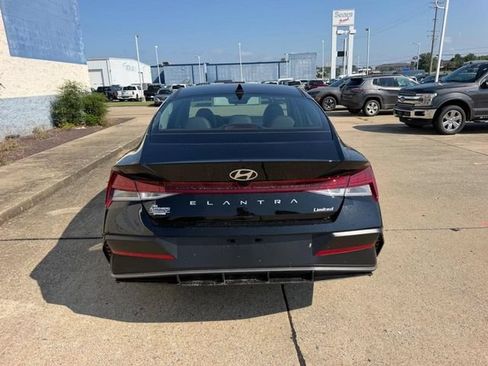 New 2026 Hyundai Elantra Limited FWD image 4