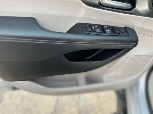 Used 2024 Chrysler Pacifica Touring-L FWD image 15