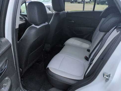 Used 2022 Chevrolet Trax LT w/ LT Convenience Package FWD image 5