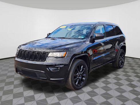 Used 2017 Jeep Grand Cherokee Altitude image 2