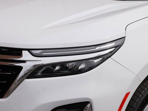 Used 2023 Chevrolet Equinox Premier image 5