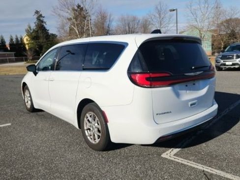 Used 2024 Chrysler Pacifica Touring-L image 7
