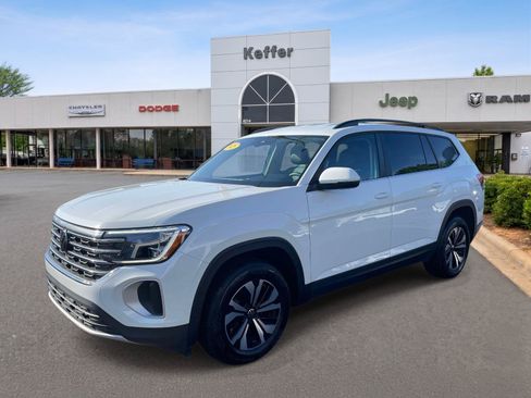 Used 2025 Volkswagen Atlas SE FWD image 1