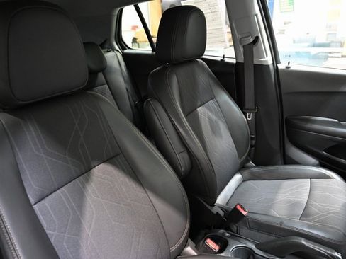 Used 2022 Chevrolet Trax LT w/ Driver Confidence Package image 8