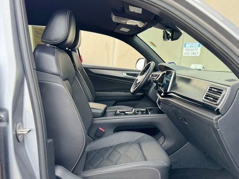 Used 2024 Volkswagen Atlas Cross Sport SE image 33