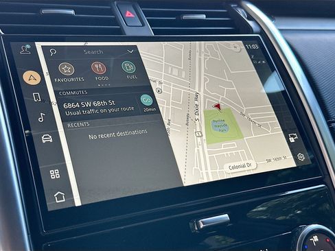 Used 2024 Land Rover Discovery Dynamic SE image 13